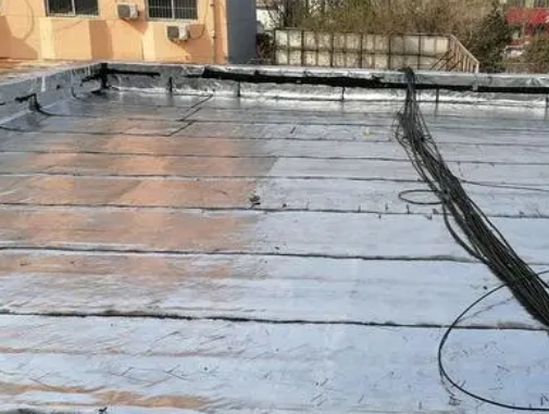 康定卫生间漏水维修公司分享下康定屋面楼顶防水刚性防水层施工要点。